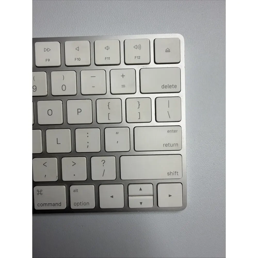 Original Apple Magic Keyboard Model A1644 Lightning  Excellent Condition Working